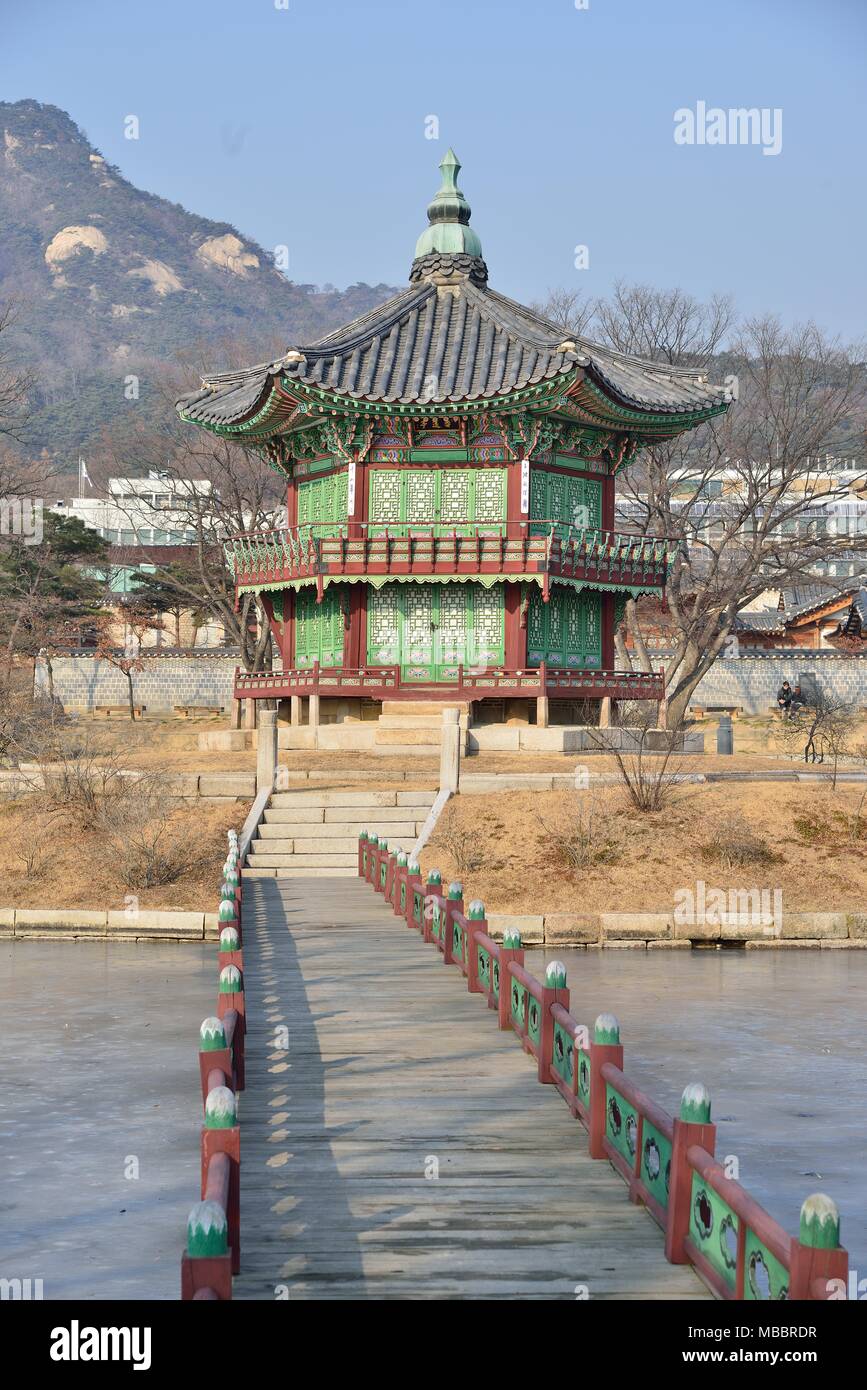 SEOUL, Corea del Sud - Gennaio 06, 2014: Hyangwonjeong nel Palazzo Gyeongbok Palace a Seoul, Corea del Sud Foto Stock
