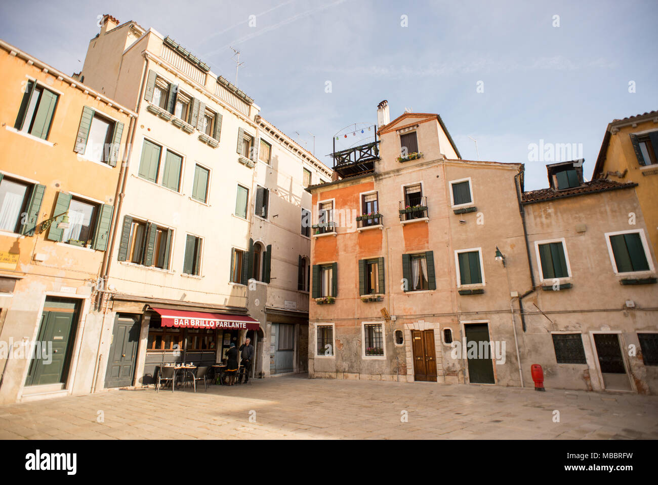 Venezia, Italia - 26 Ottobre 2017: Venezia Street con edifici antichi. Foto Stock