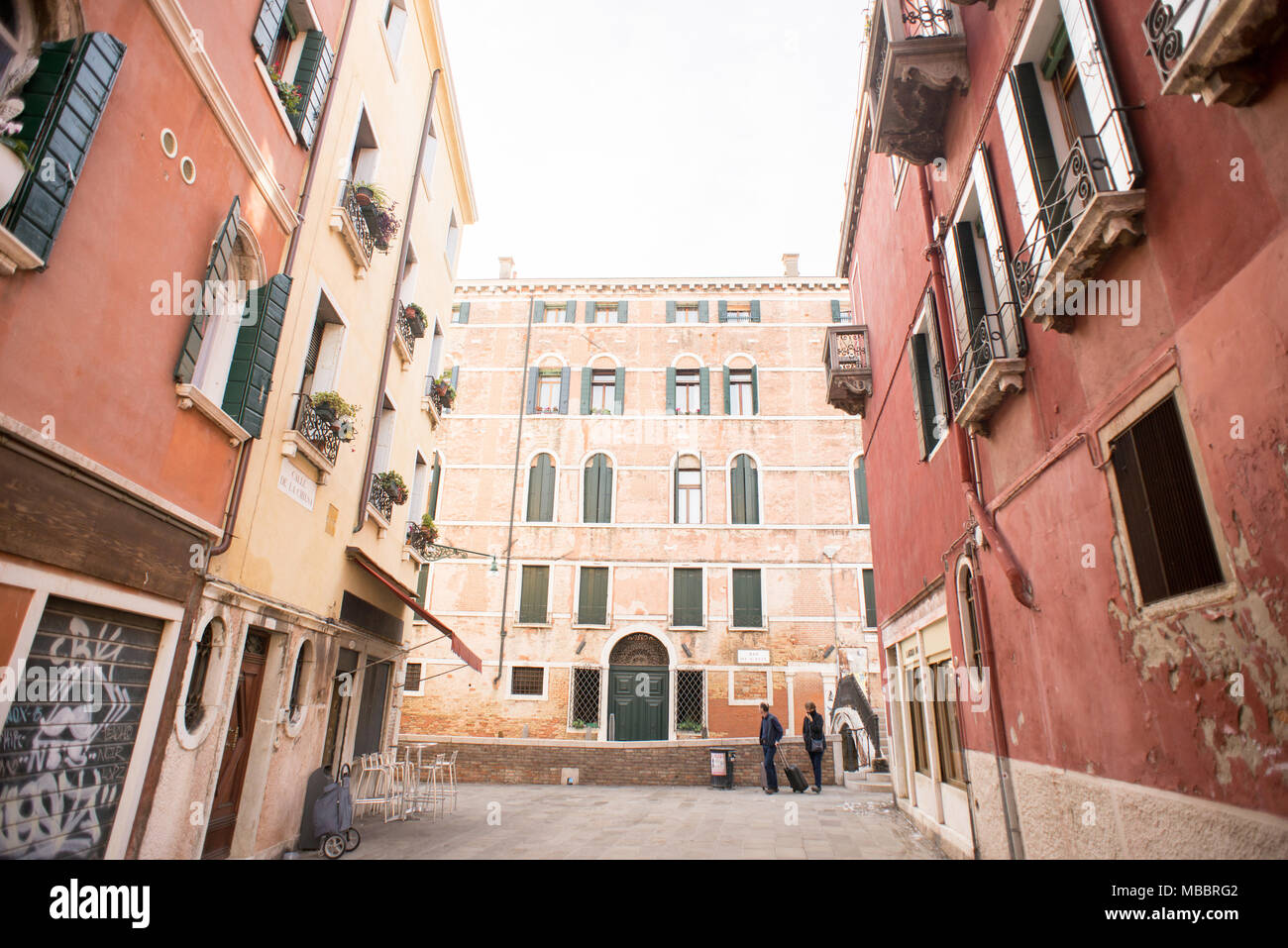 Venezia, Italia - 26 Ottobre 2017: Venezia Street con edifici antichi. Foto Stock