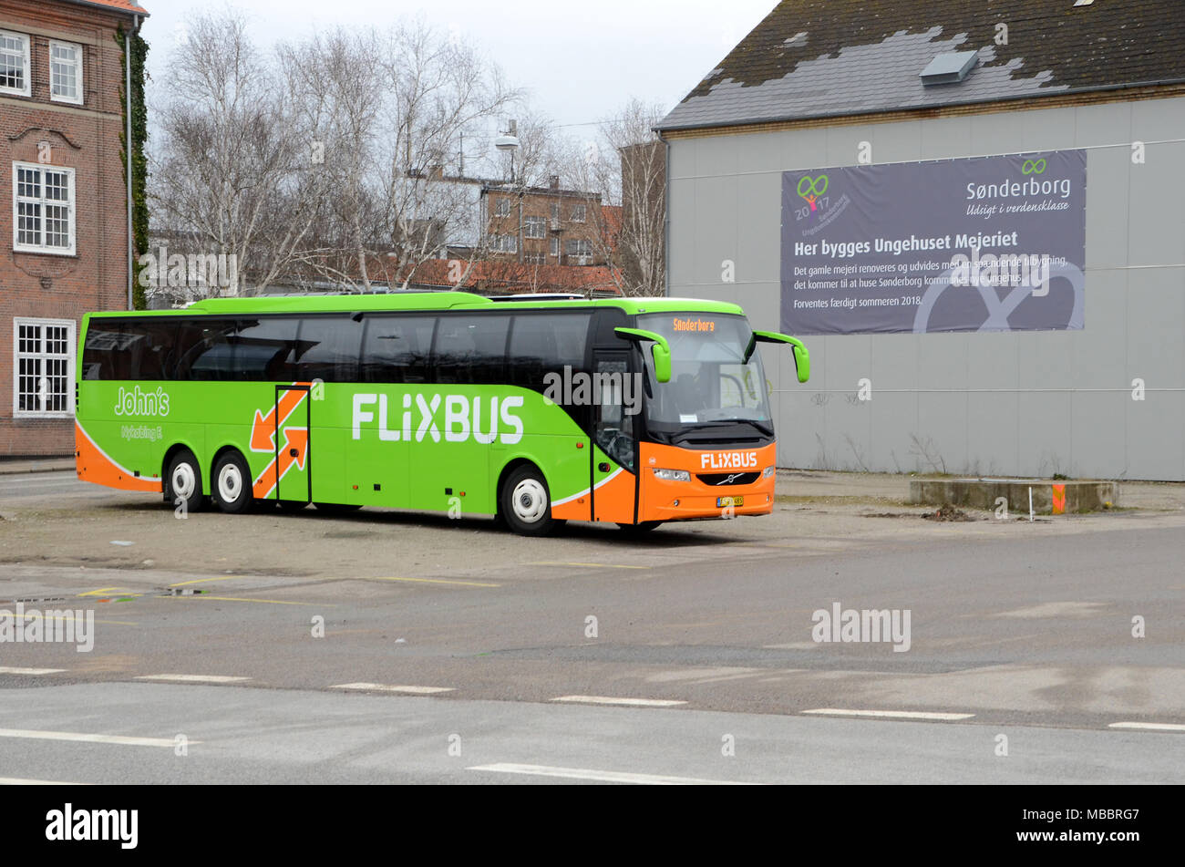 Sonderborg, Danimarca- Aprile 5, 2018: un verde flixbus, parte di un crescente rete europea di basso prezzo di autobus. Foto Stock