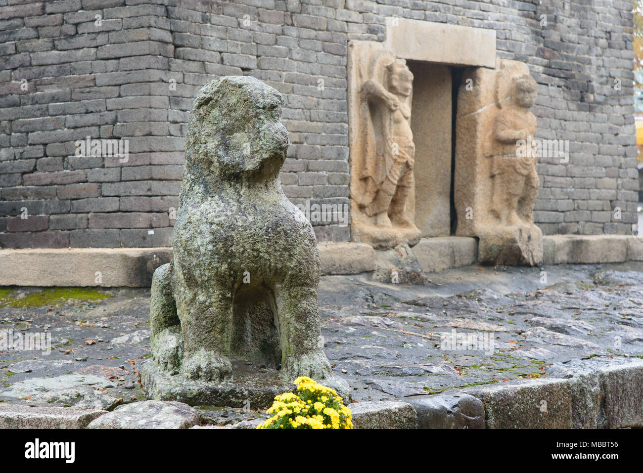 GYEONGJU, COREA DEL SUD - 20 ottobre 2014: Statua di un leone di fronte Mojeonseoktap in Bunhwangsa. Bunhwangsa è un tempio costruito in epoca Silla. Foto Stock