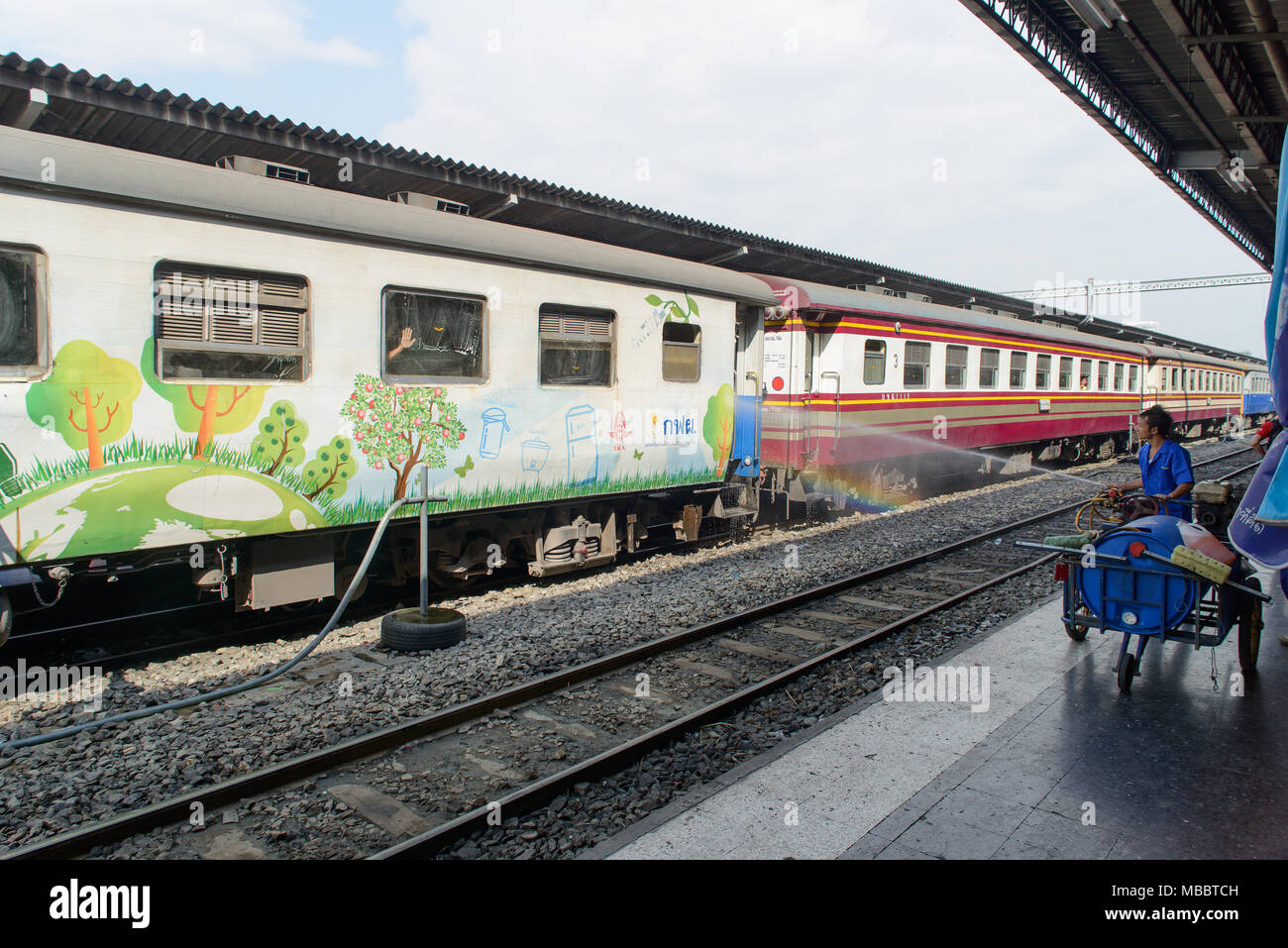 BANGKOK, Tailandia - 30 dicembre 2012: wokers dare il treno un flessibile nella stazione di Bangkok. Foto Stock