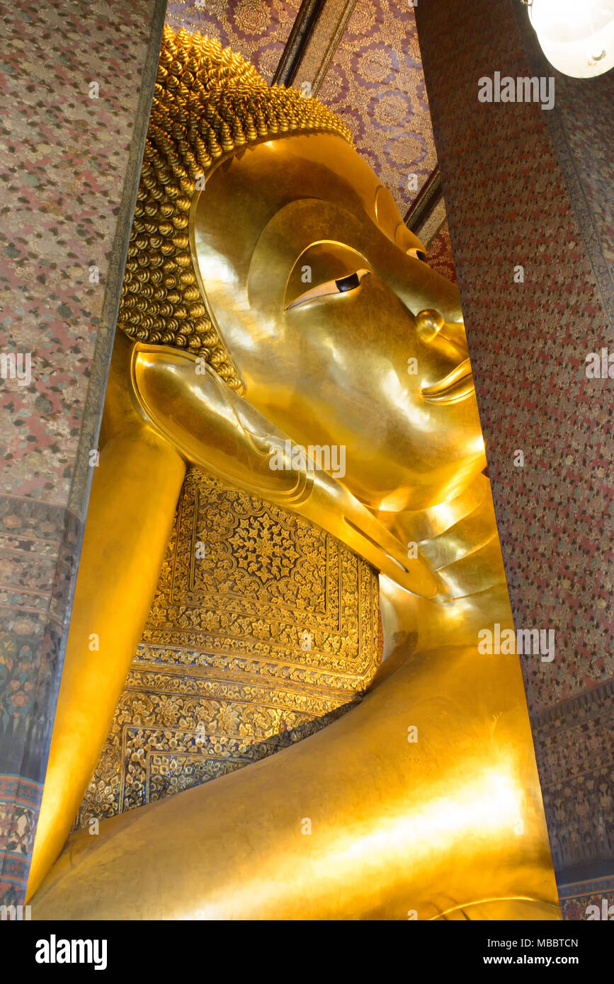 BANGKOK, Tailandia - 29 dicembre 2012: Golden Buddha reclinato in Wat Pho tempio. Foto Stock