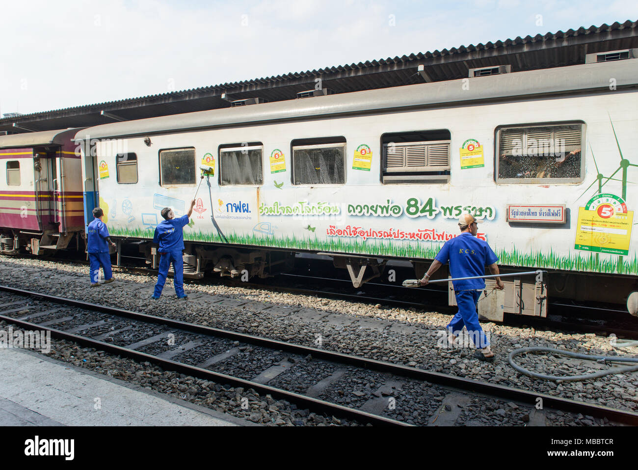 BANGKOK, Tailandia - 30 dicembre 2012: wokers dare il treno un flessibile nella stazione di Bangkok. Foto Stock