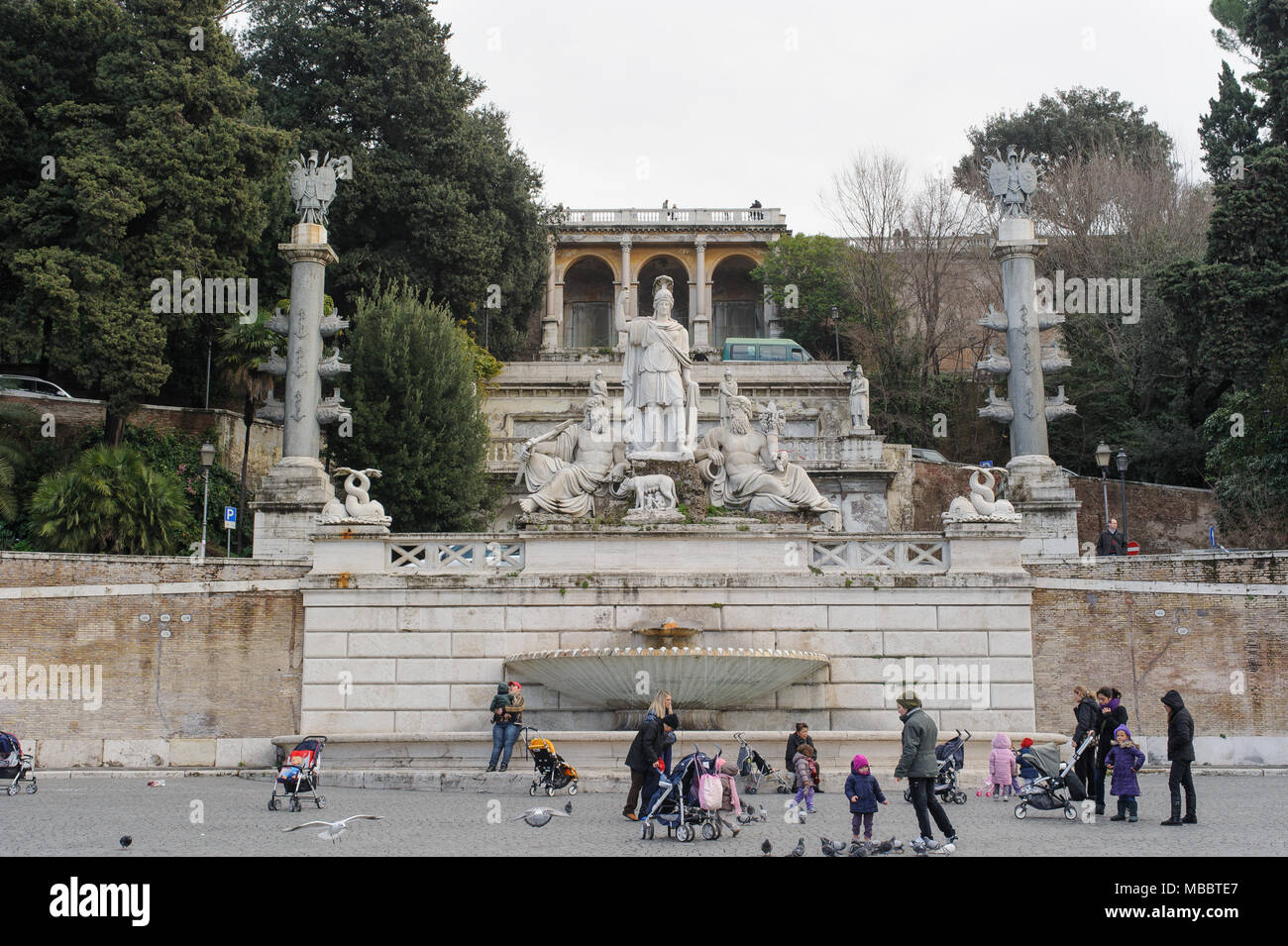 Roma, Italia - 27 gennaio 2010: Fontana della dea di roma è una fontana a est di piazza del Popolo a Roma, Italia. Foto Stock