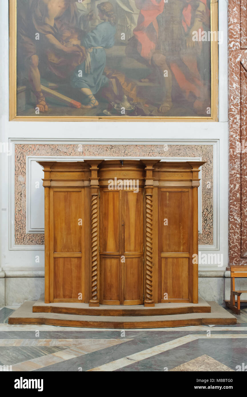 Roma, Italia - 22 gennaio 2010: il confessionale ligneo di Santa Maria degli Angeli e dei Martiri. Foto Stock
