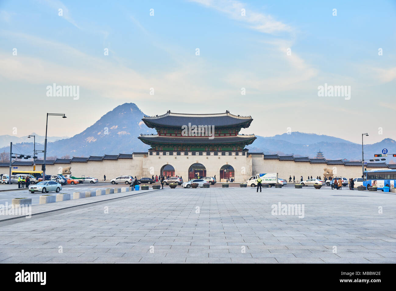 Seoul, Corea del Sud - 9 Dicembre 2015: Gwanghwamun Gate. È il cancello principale del palazzo Gyeongbokgung. è anche un punto di riferimento e simbolo di Seoul di lungo histo Foto Stock