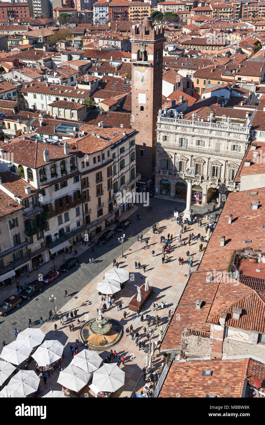 Verona, Italia - Febbraio 20, 2016: Piazza delle Erbe (Market Square), una piazza di Verona, vista dalla Torre dei Lamberti. Una volta era la città del forum Foto Stock