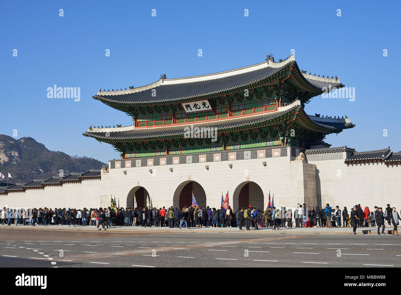 Seoul, Corea del Sud - 10 dicembre 2016: Gwanghwamun, è il cancello principale e la più grande porta del palazzo Gyeongbokgung che era il palazzo principale di dynast Joseon Foto Stock