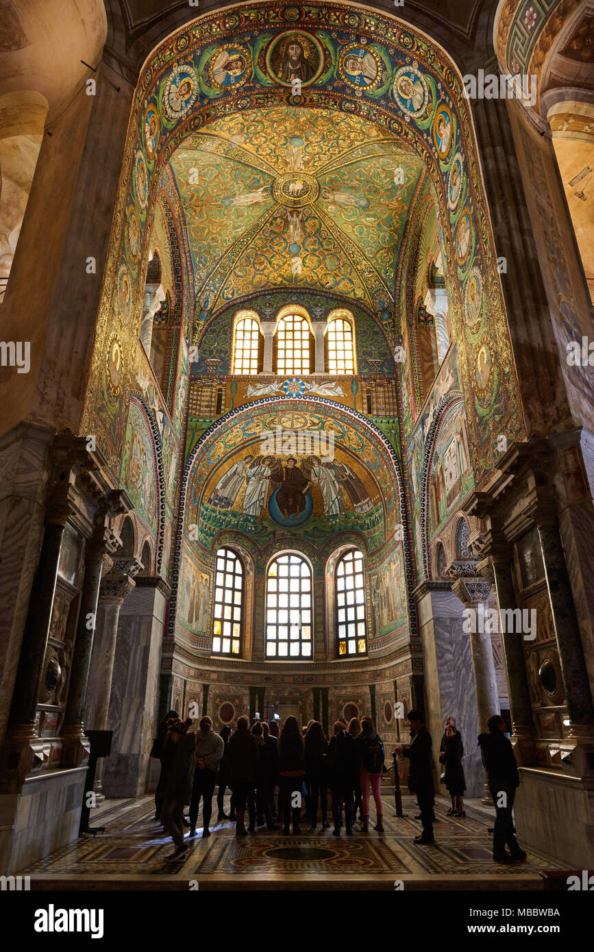 Ravenna, Italia - Febbraio 18, 2016: Interno della Basilica di San Vitale, che ha importanti esempi di paleocristiano di arte bizantina e architettura. Foto Stock