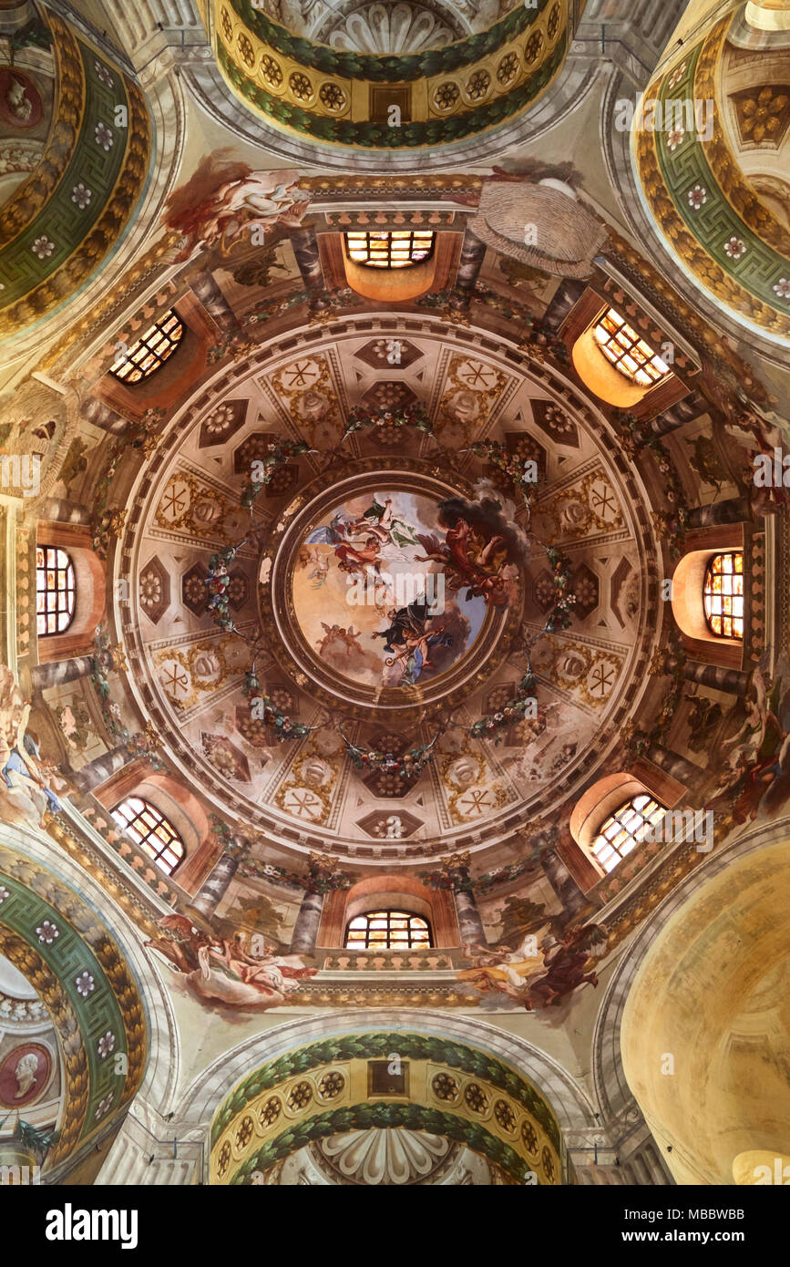Ravenna, Italia - Febbraio 18, 2016: Interno della Basilica di San Vitale, che ha importanti esempi di paleocristiano di arte bizantina e architettura. Foto Stock