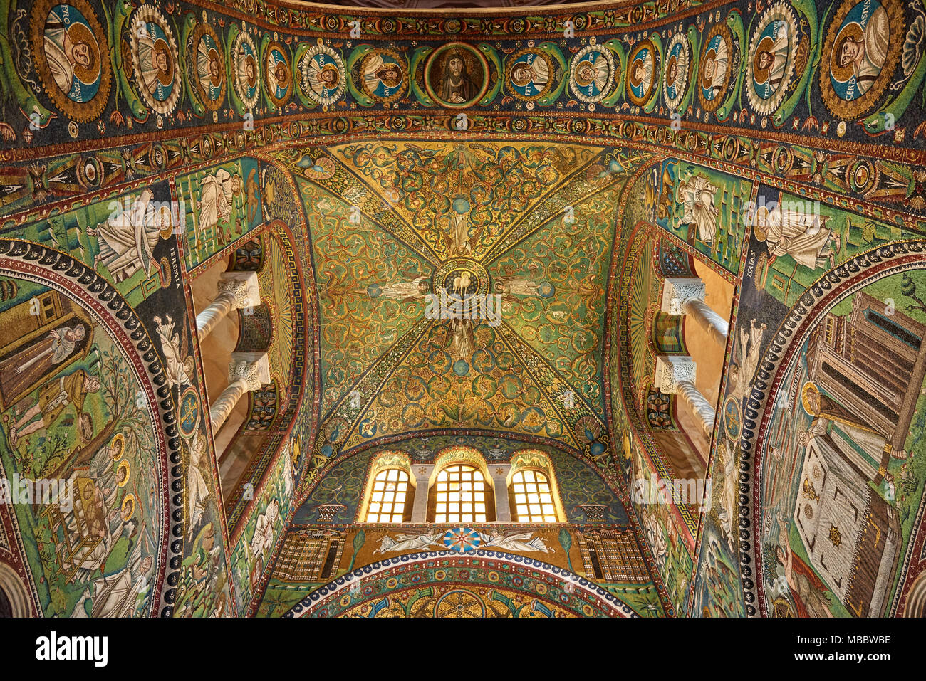 Ravenna, Italia - Febbraio 18, 2016: Interno della Basilica di San Vitale, che ha importanti esempi di paleocristiano di arte bizantina e architettura. Foto Stock