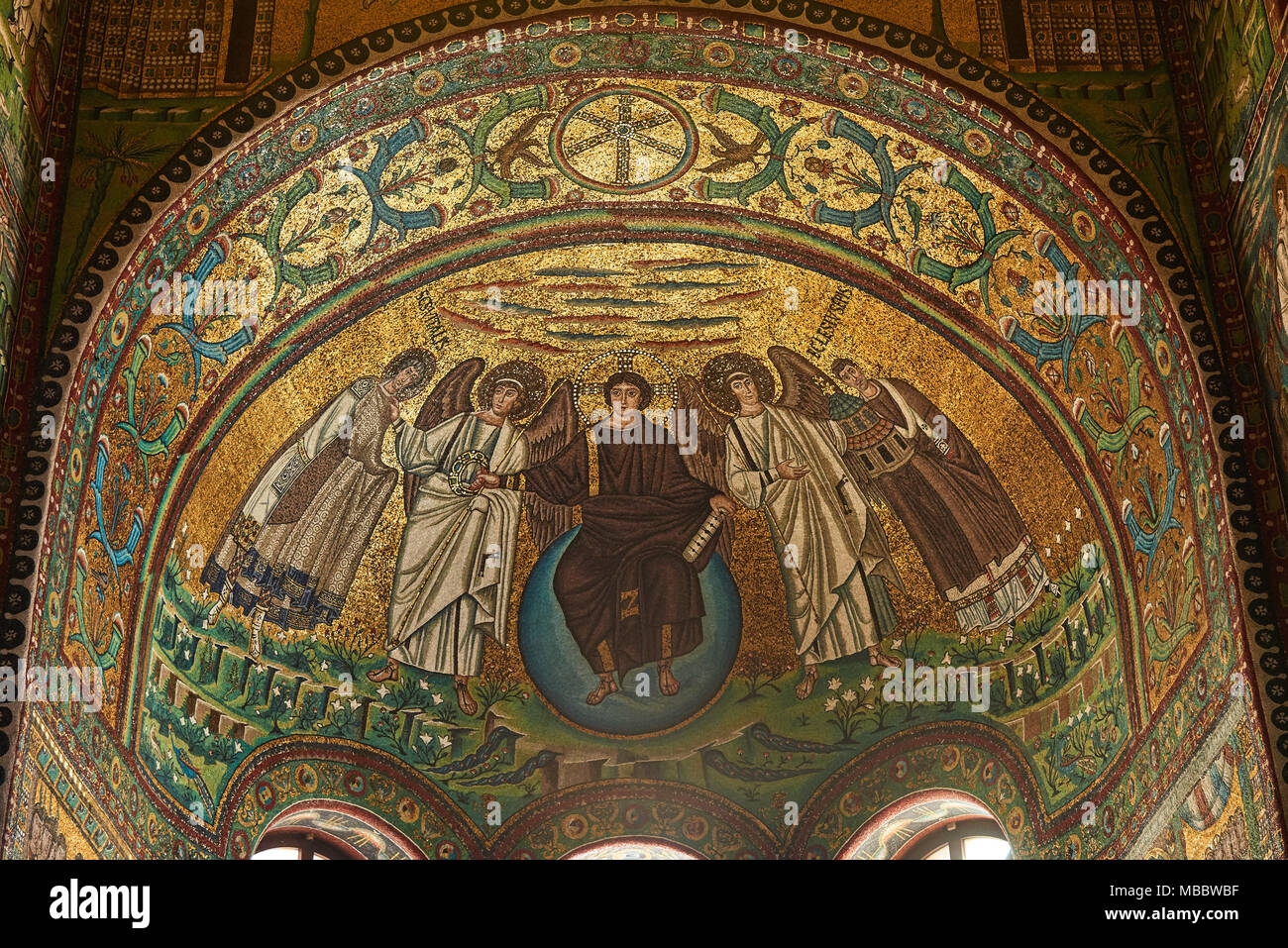 Ravenna, Italia - Febbraio 18, 2016: Interno della Basilica di San Vitale, che ha importanti esempi di paleocristiano di arte bizantina e architettura. Foto Stock