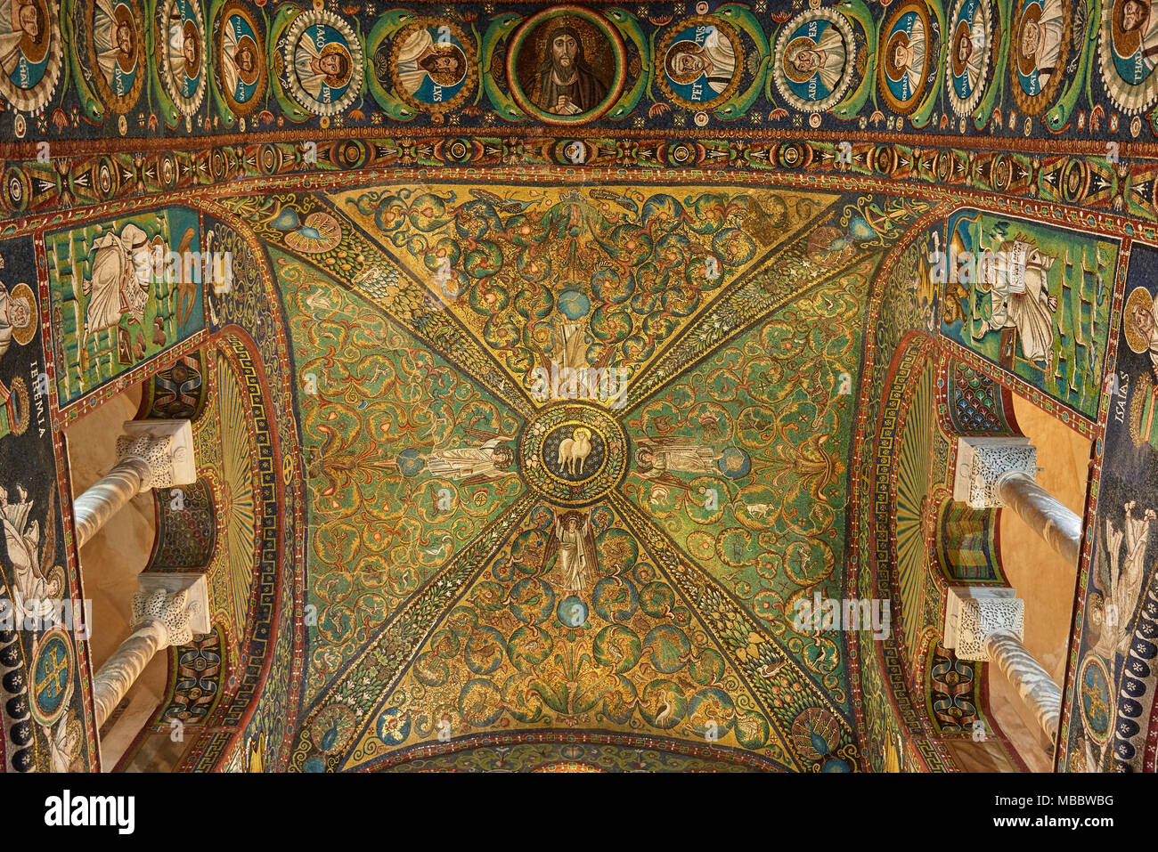 Ravenna, Italia - Febbraio 18, 2016: Interno della Basilica di San Vitale, che ha importanti esempi di paleocristiano di arte bizantina e architettura. Foto Stock
