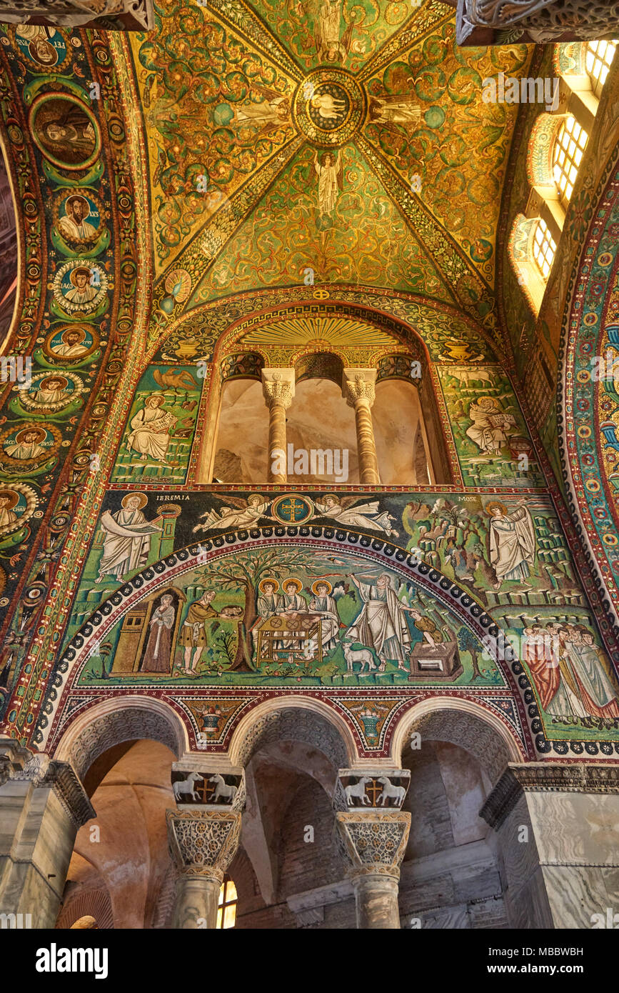 Ravenna, Italia - Febbraio 18, 2016: Interno della Basilica di San Vitale, che ha importanti esempi di paleocristiano di arte bizantina e architettura. Foto Stock