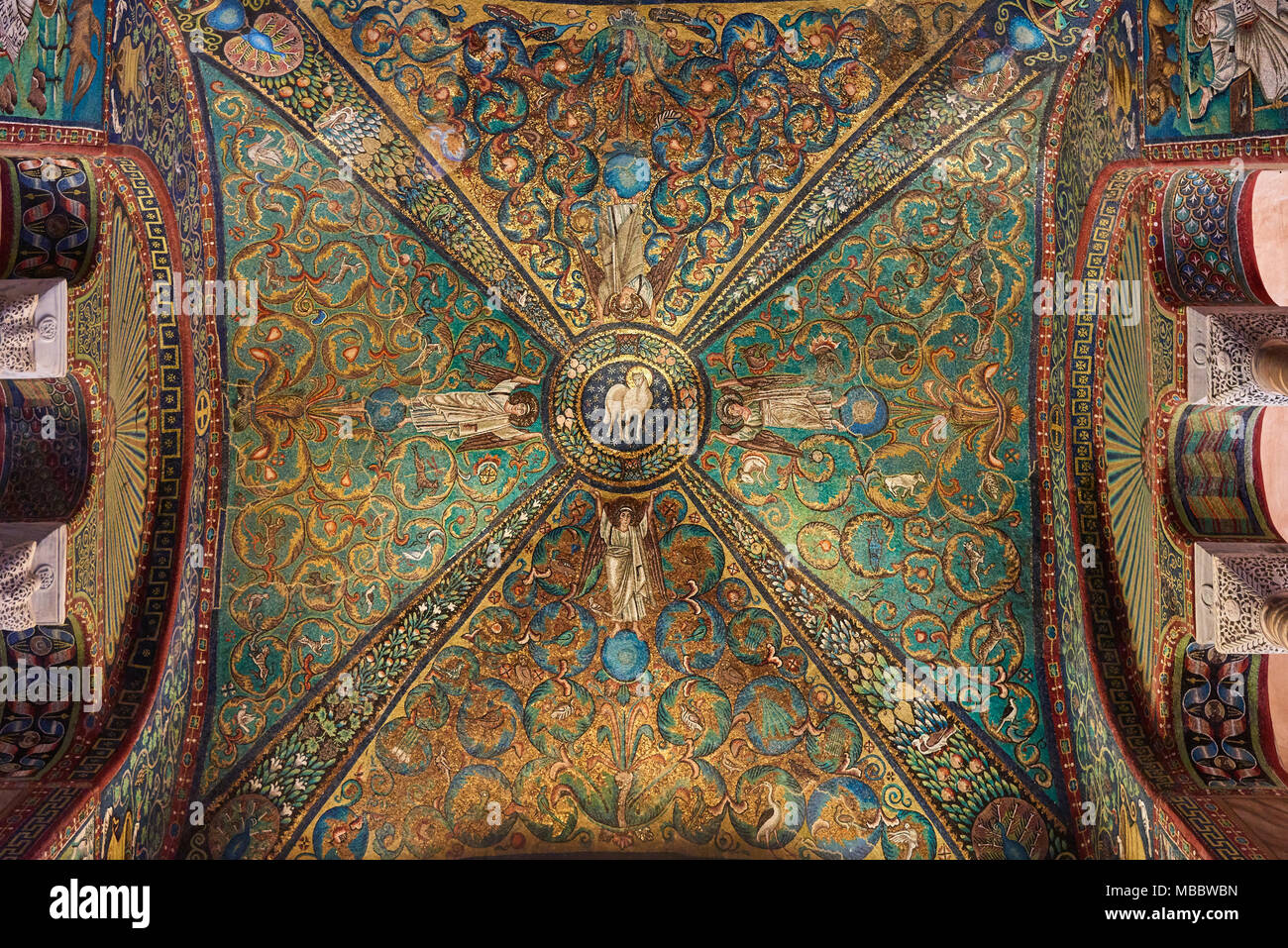 Ravenna, Italia - Febbraio 18, 2016: Interno della Basilica di San Vitale, che ha importanti esempi di paleocristiano di arte bizantina e architettura. Foto Stock