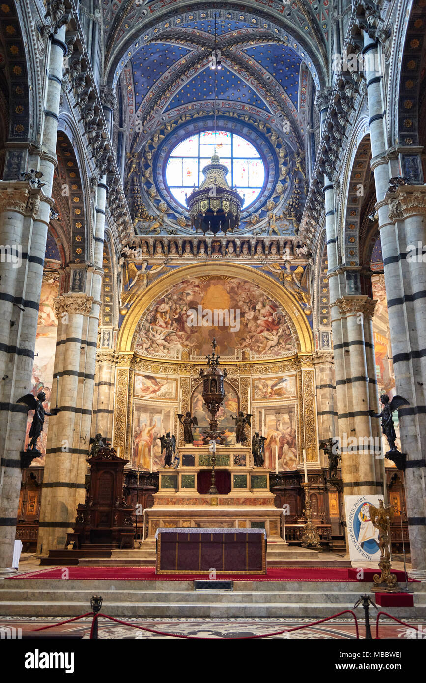Siena, Italia - Febbraio 16, 2016: interno del Duomo di Siena (Santa Maria Assunta), una chiesa medievale costruita in stile romanico e stile gotico italiano, Foto Stock