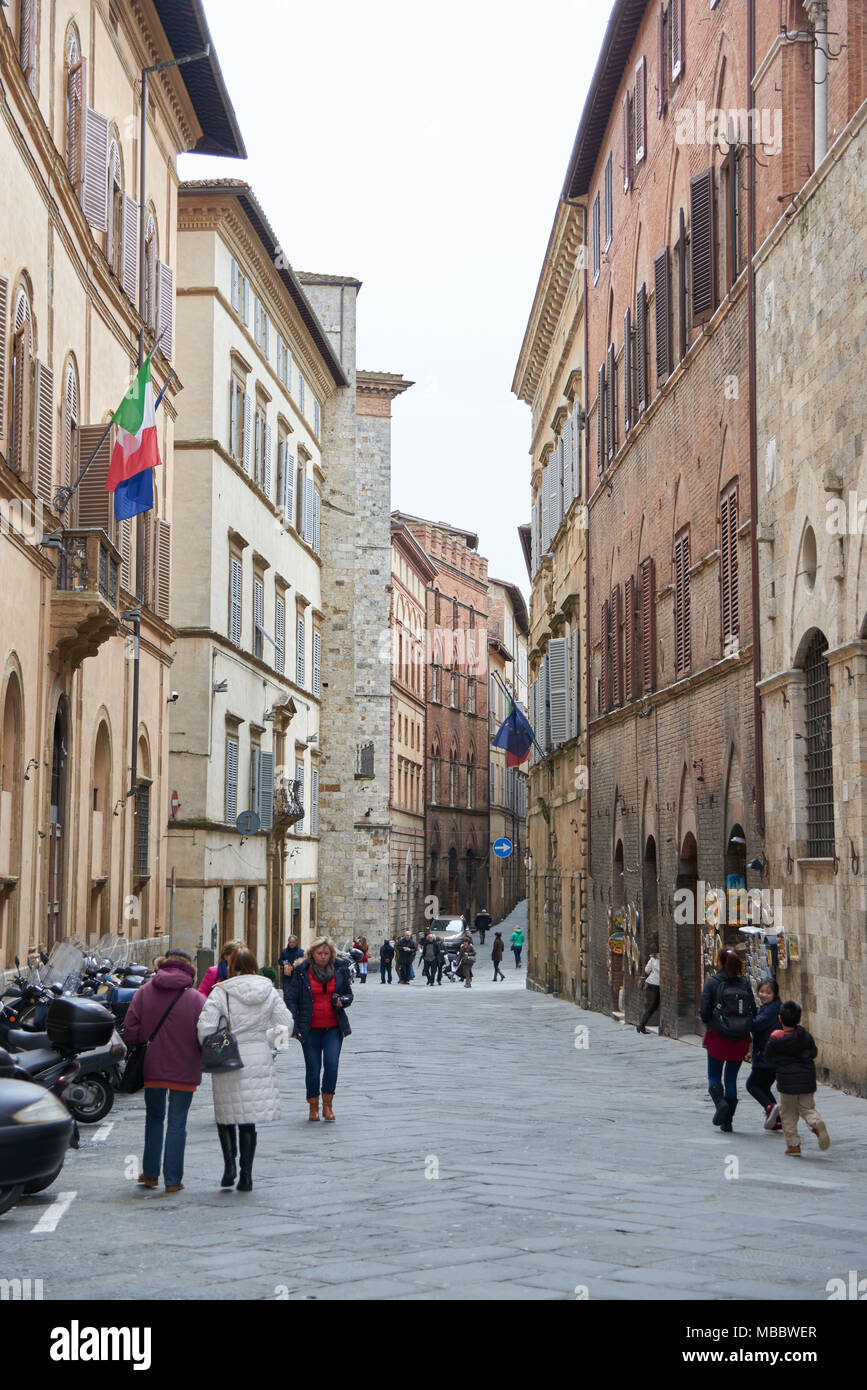 Siena, Italia - Febbraio 16, 2016: Street di San Gimignano, una piccola parete colle medievale città di Siena. Essa è famosa per la sua architettura medievale e w Foto Stock