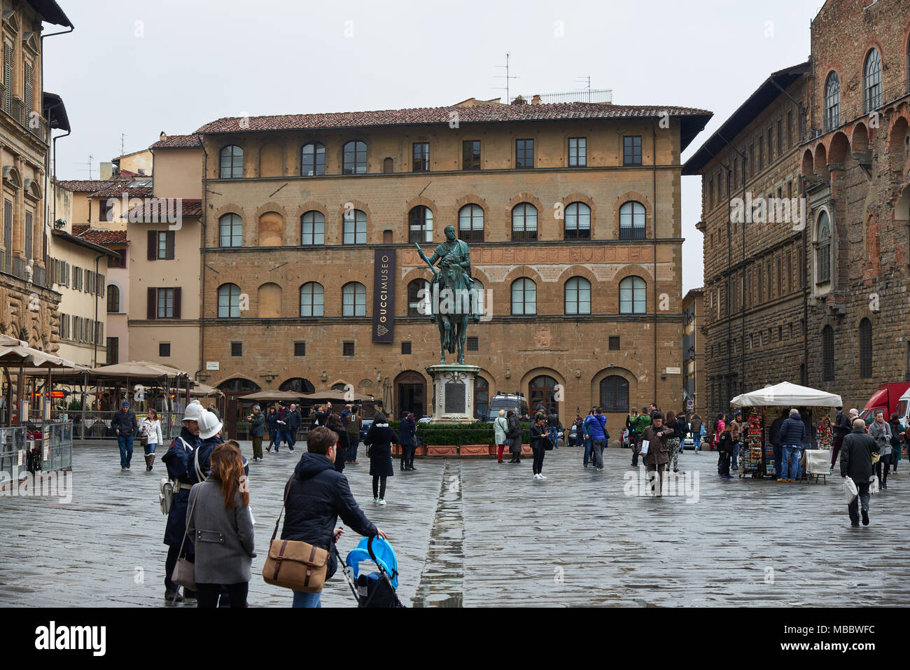 Firenze, Italia - Febbraio 17, 2016: monumento equestre di Cosimo I, una statua equestre in bronzo eretta nel 1594, davanti all'angolo nord del p Foto Stock