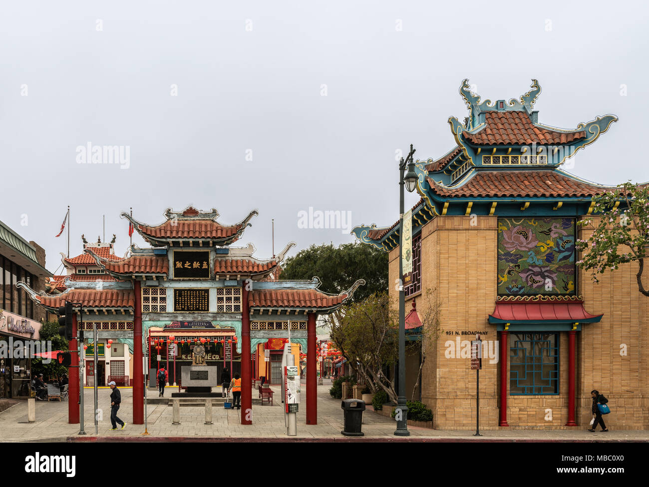 Los Angeles, CA, Stati Uniti d'America - Aprile 5, 2018:Wide shot su Sun Yat-sen statua circondata da tradizionali edifici cinesi dietro red Broadway cancello di ingresso onu Foto Stock
