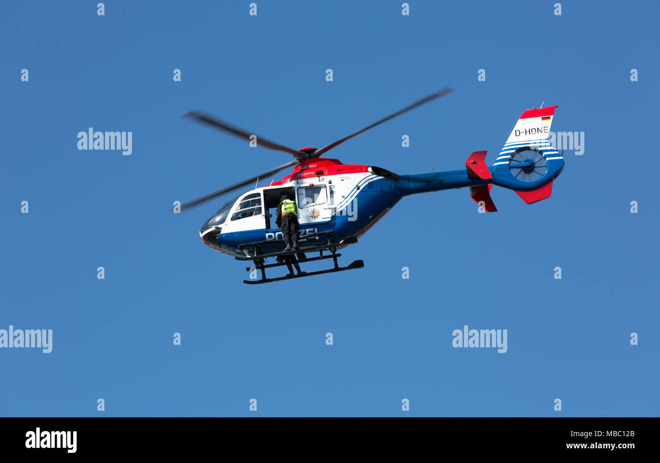 Hubschrauber der Hamburger Polizei bei einer Vorführung während des Hafengeburtstages Foto Stock