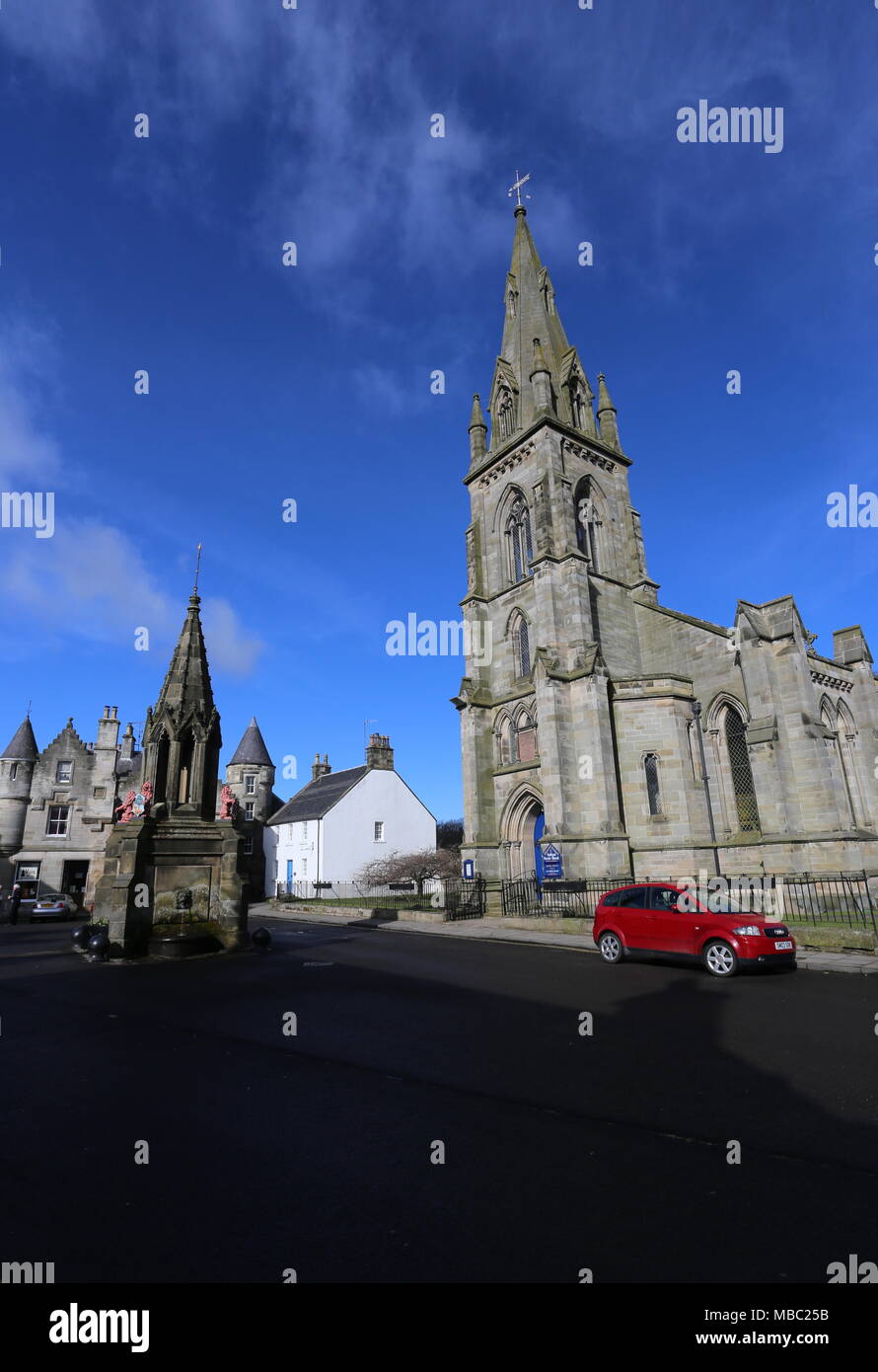 Chiesa Parrocchiale e Bruce Fontana Falkland Fife Scozia Aprile 2018 Foto Stock