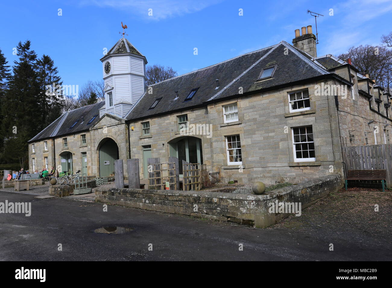 Esterno del maneggio Falkland Station Wagon Fife Scozia Aprile 2018 Foto Stock