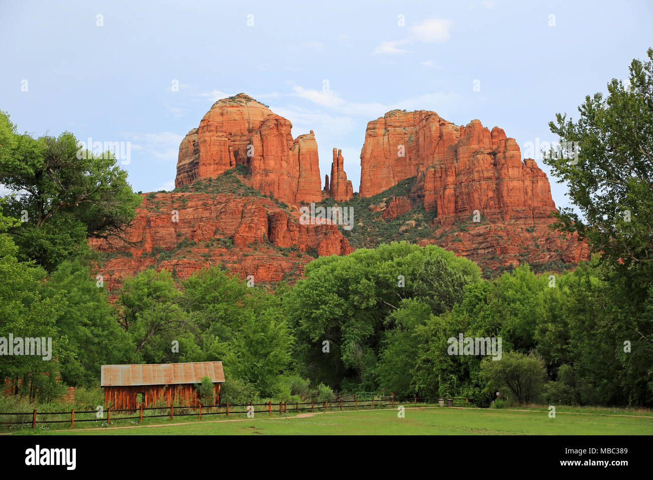 Vista sul Duomo Rock da Crescent Moon Ranch, Sedona, in Arizona Foto Stock