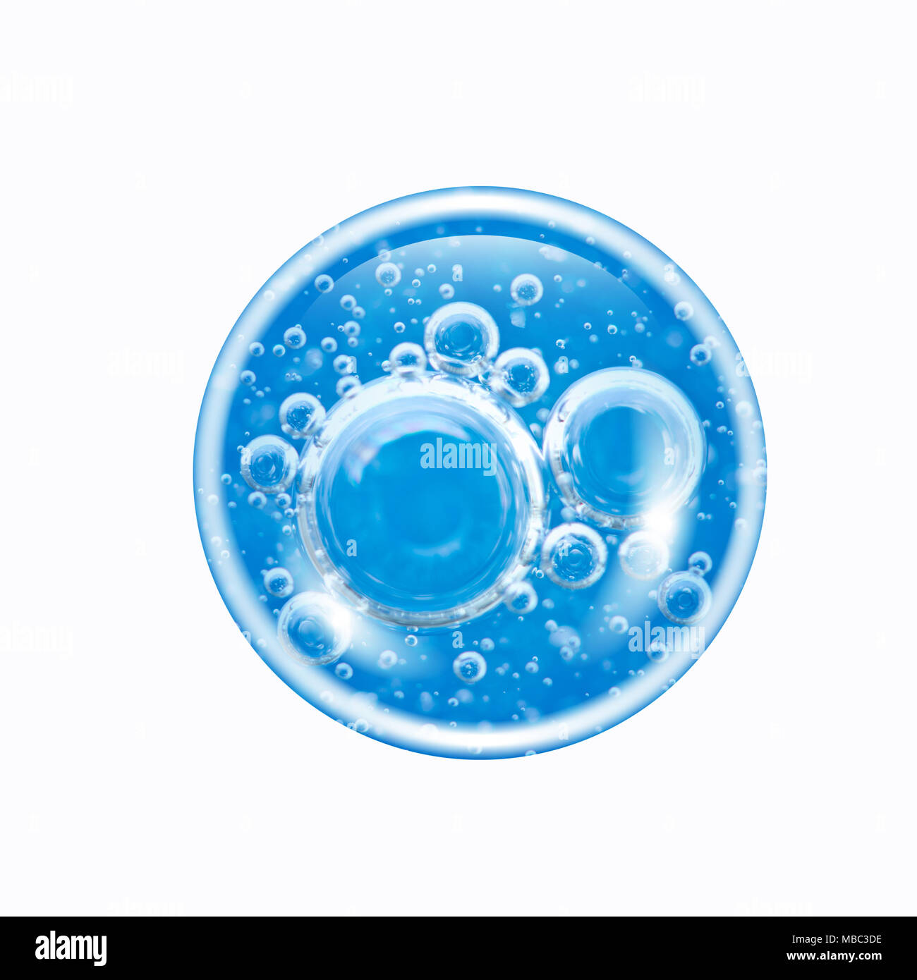 Le bolle di aria all'interno di una grande bolla d'acqua isolati su sfondo bianco. Concetti come Ecologia, Ambiente, mare pulito e acqua potabile. Macro Foto Stock