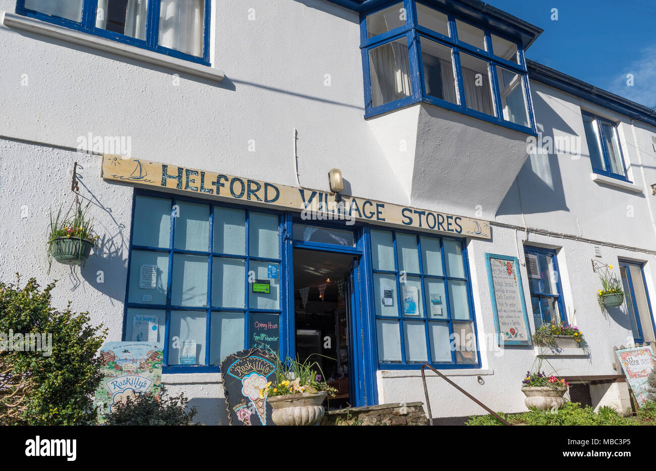 I negozi del villaggio shop in helford, Cornwall, Inghilterra, Regno Unito. Foto Stock