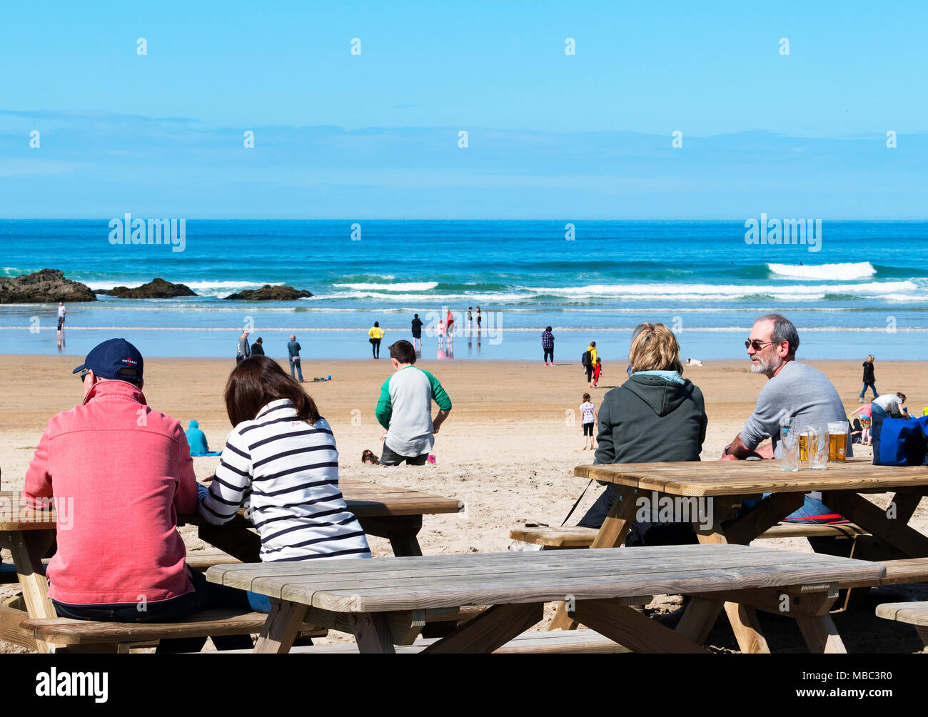 La gente seduta a un bar sulla spiaggia in Perranporth, Cornwall, Inghilterra, Regno Unito. Foto Stock