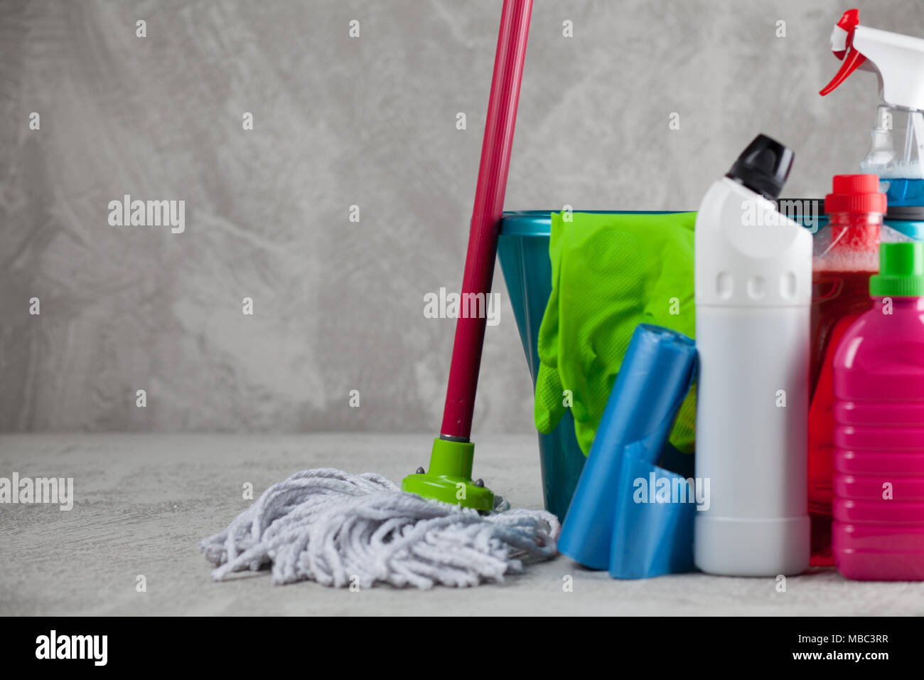 Materiali per la pulizia su sfondo grigio Foto Stock