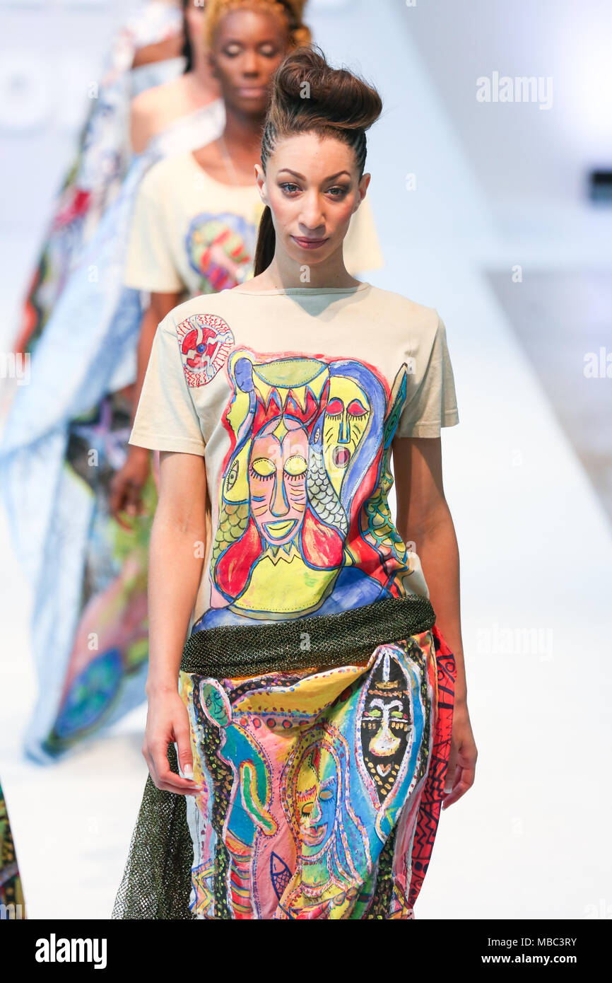Londra, UK, 9 agosto 2014, designer Erwin Michalec ha presentato la sua nuova collezione in Africa la settimana della moda di Londra 2014. Mariusz Goslicki/Alamy Foto Stock