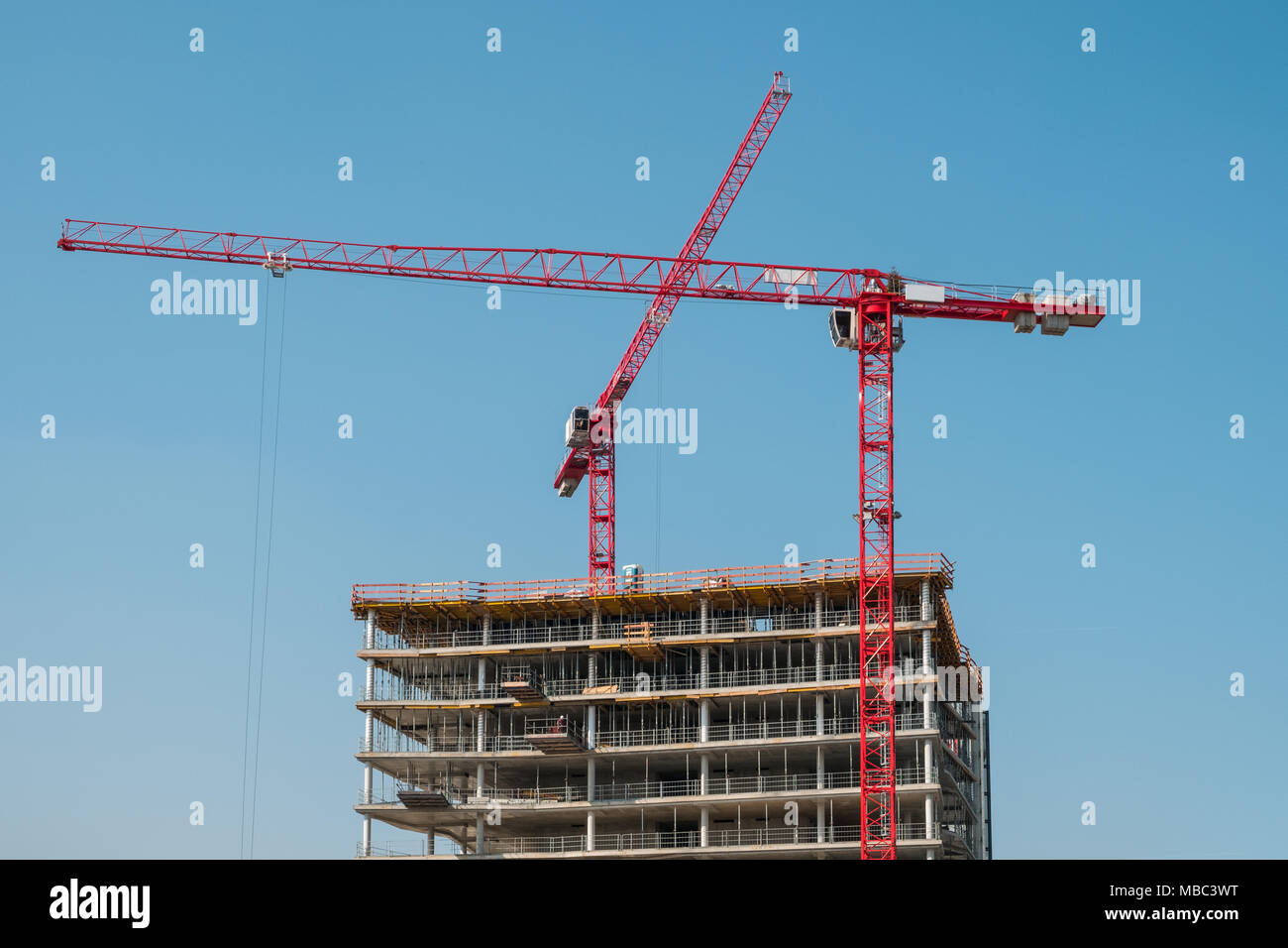 Nuovo edificio sotto concstruction - gru e involucro edilizio - Foto Stock