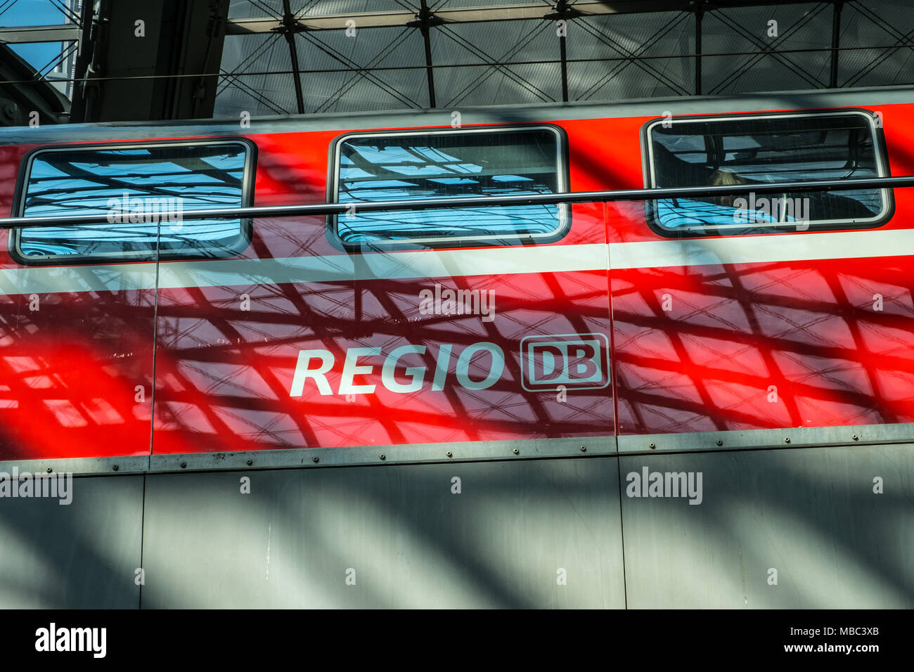 Berlino, Germania - Aprile 2018: Rosso treno regionale espresso (Regio) presso la piattaforma della stazione centrale di Berlino (Berlino) Hauptbanhof Berlino, Germania Foto Stock