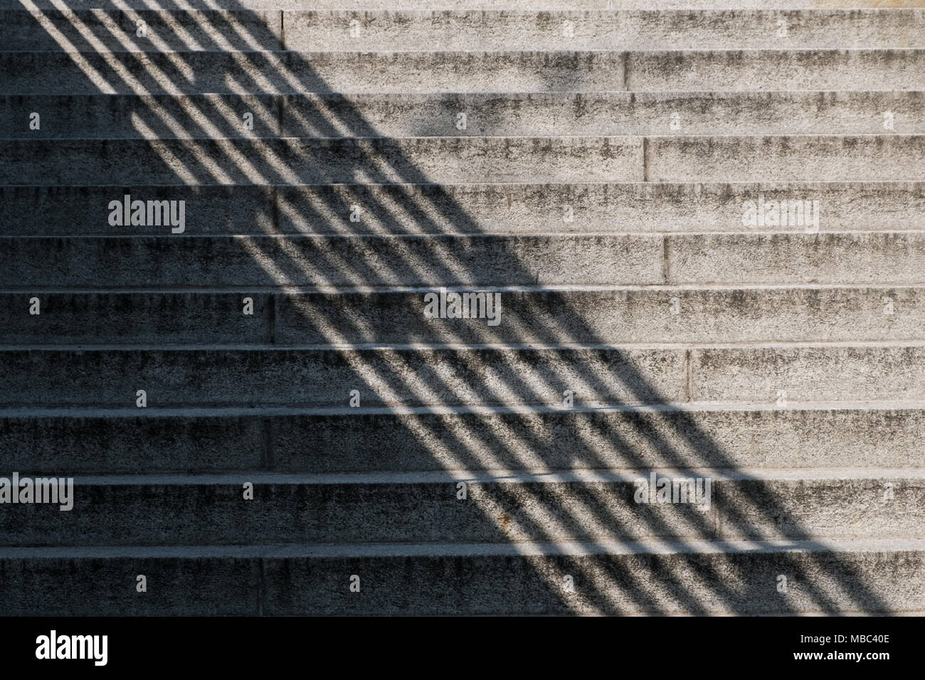 Ombra sulla scalinata outdoor - scale in calcestruzzo con la luce del sole e ombra diagonale Foto Stock