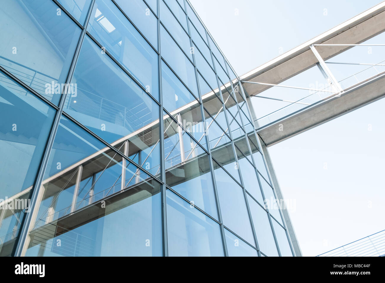 La facciata in vetro e di riflessione - Architettura moderna edificio esterno e cielo blu Foto Stock