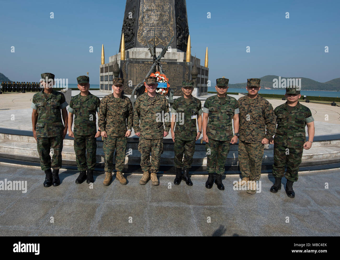 Stati Uniti Marine Corps Lt. Gen. Lawrence Nicholson, comandante generale, III Marine forza expeditionary, e il suo staff posano per una foto di gruppo con il Royal Thai Marine leadership di comando presso il Royal Thai Marine Corps Memorial monumento in Sattahip, Chonburi provincia, Thailandia, 14 febbraio, 2018. Nicholson ha visitato il Royal Thai sede Marino durante la trentasettesima iterazione dell esercizio Cobra Gold 2018. Cobra Gold è un Thai-STATI UNITI co-sponsorizzato esercizio che rappresenta la lunga amicizia tra il Thai e popolo americano condotte nel Regno di Thailandia detenute da Feb. 13-23 con sette parte piena Foto Stock