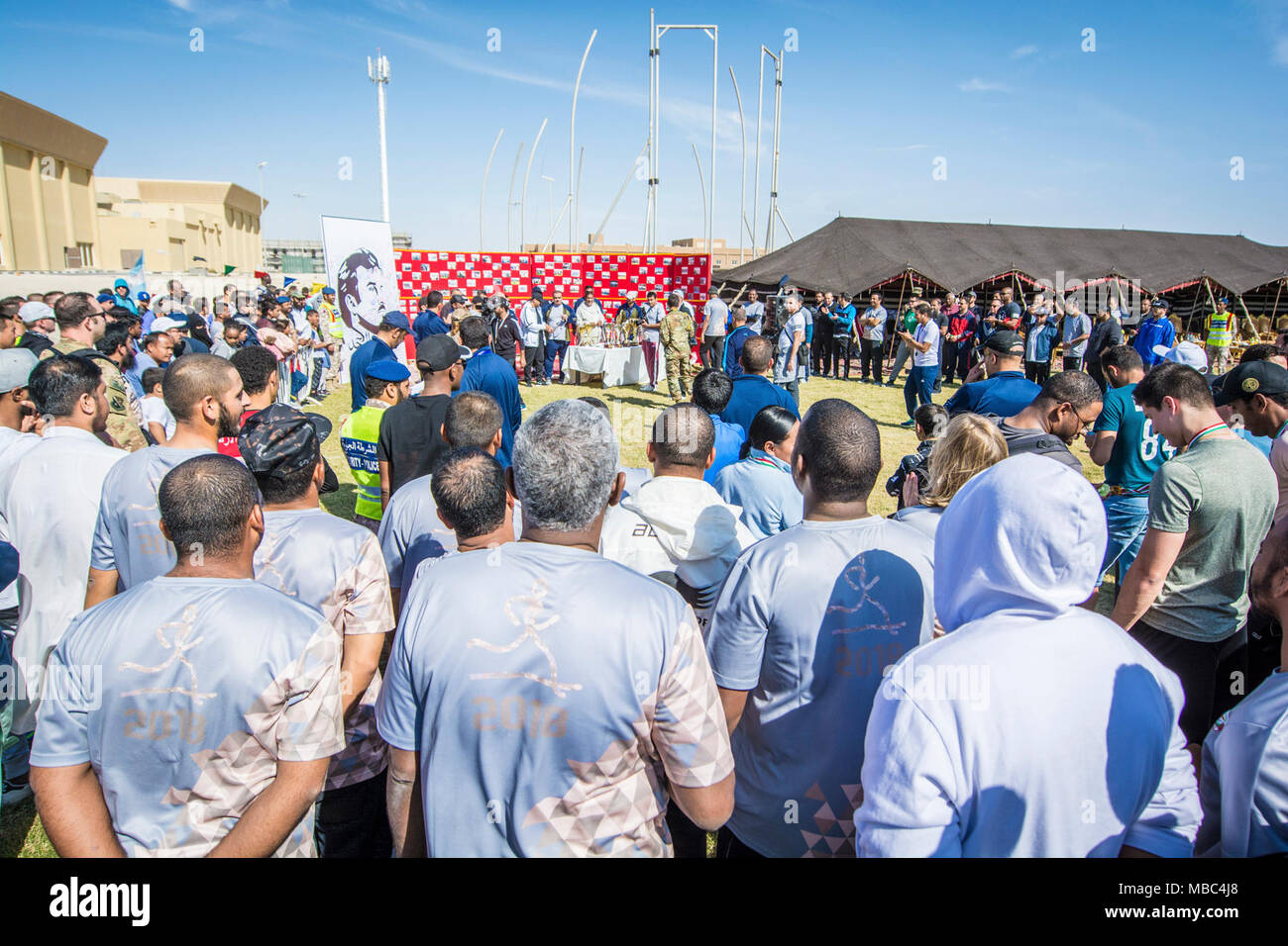 I membri delle forze della coalizione che si riuniscono per una cerimonia di premiazione dopo la concorrenza in eventi per il Qatar National Sports Day at Al Udeid Air Base, Qatar, Feb 13, 2018. I concorrenti hanno partecipato a diversi eventi nel corso di tutto il giorno come pallavolo, calcio, pallacanestro e via. La vacanza è iniziata nel 2011 dopo l'Emiro Sheikh Tamim Bin Hamad Al Thani istituì la vacanza per promuovere uno stile di vita sano ed attivo. (U.S. Air National Guard Foto Stock