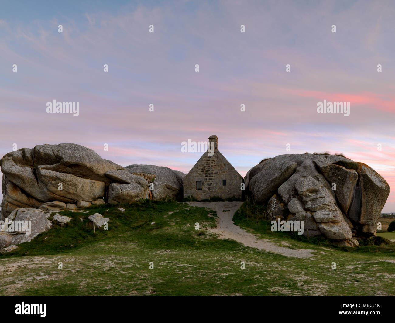 Imposta protezione collettore casa, casa tra le rocce di granito, Kerlouan, dipartimento del Finistère, Brittany, Francia Foto Stock