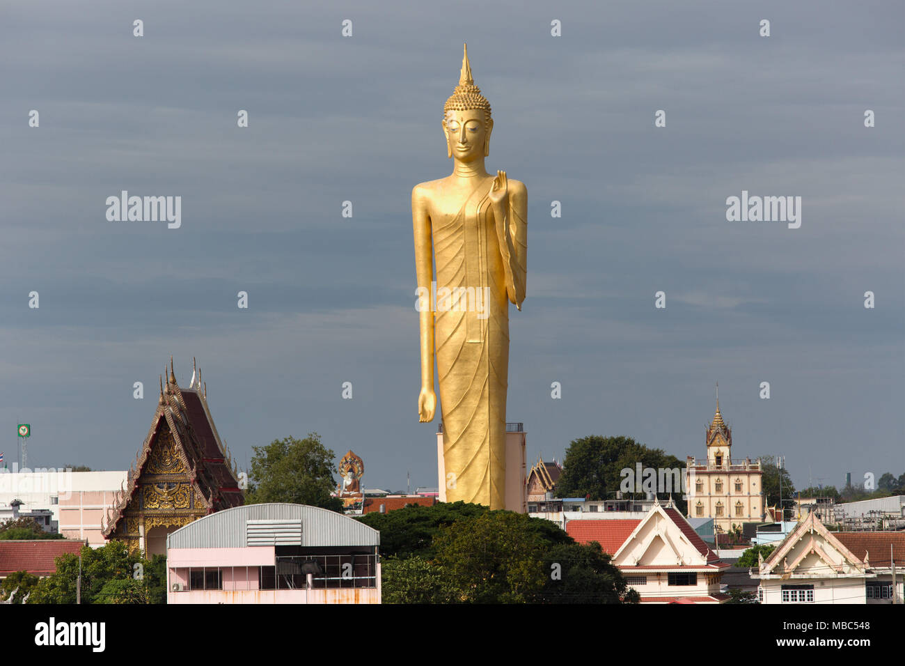 60m alto dorato statua di Buddha Luang Phaw Dto in Wat Burapha Phiram, Wat Burapapiram, panorama cittadino, Roi Et, Isan, Thailandia Foto Stock