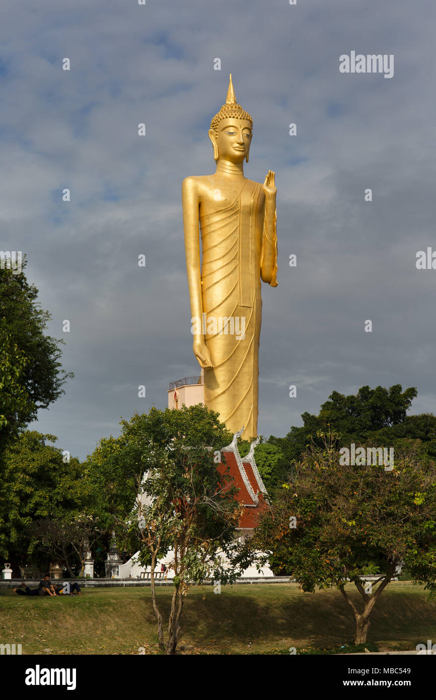 60m alto dorato statua di Buddha Luang Phaw Dto in Wat Burapha Phiram, Wat Burapapiram, Roi Et, Isan, Thailandia Foto Stock