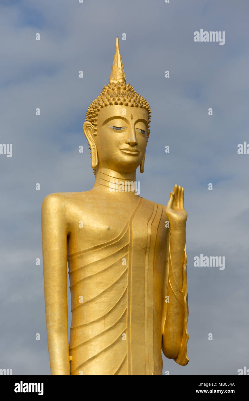 60m alto dorato statua di Buddha Luang Phaw Dto in Wat Burapha Phiram, Wat Burapapiram, Roi Et, Isan, Thailandia Foto Stock
