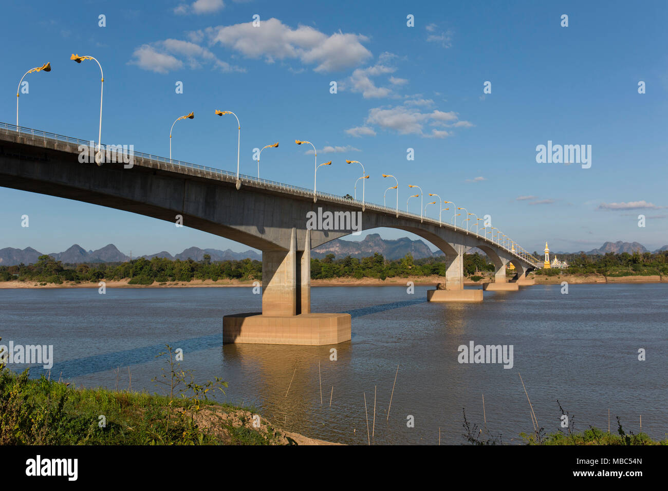 Terzo Thai-Laotian Friendship Bridge oltre il confine fiume Mekong, Nakhon Phnom, Isan, Thailandia Foto Stock