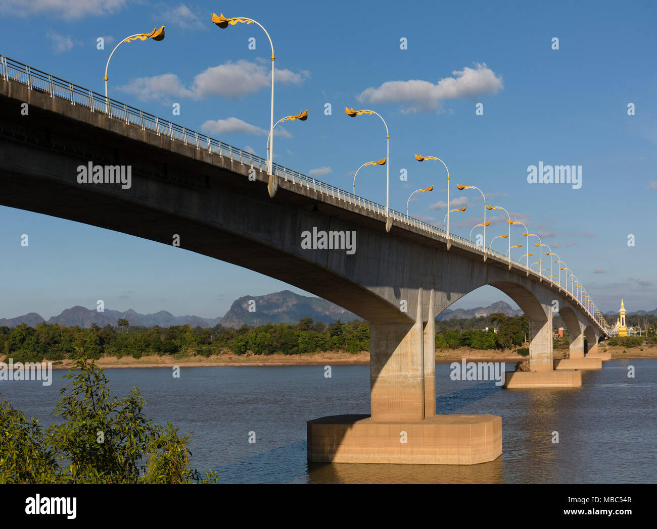 Terzo Thai-Laotian amicizia ponte che attraversa il fiume Mekong per il Laos, Nakhon Phnom, Isan, Thailandia Foto Stock