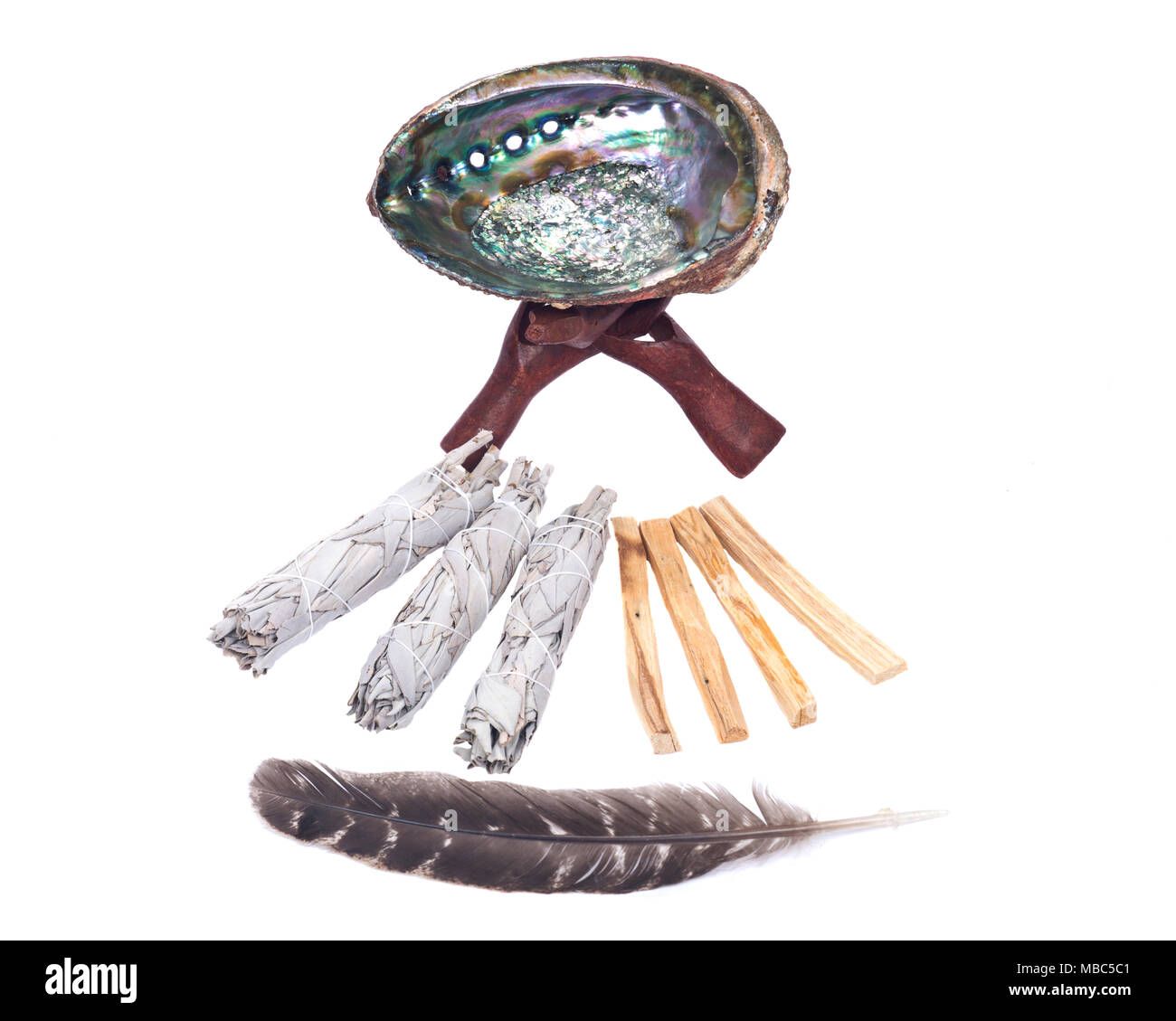 Sage Effetto sfumino, lucida brillante arcobaleno abalone con guscio in legno stand cobra, grado A bloccate la Turchia macchie di piuma e palo santo sbavature stick Foto Stock