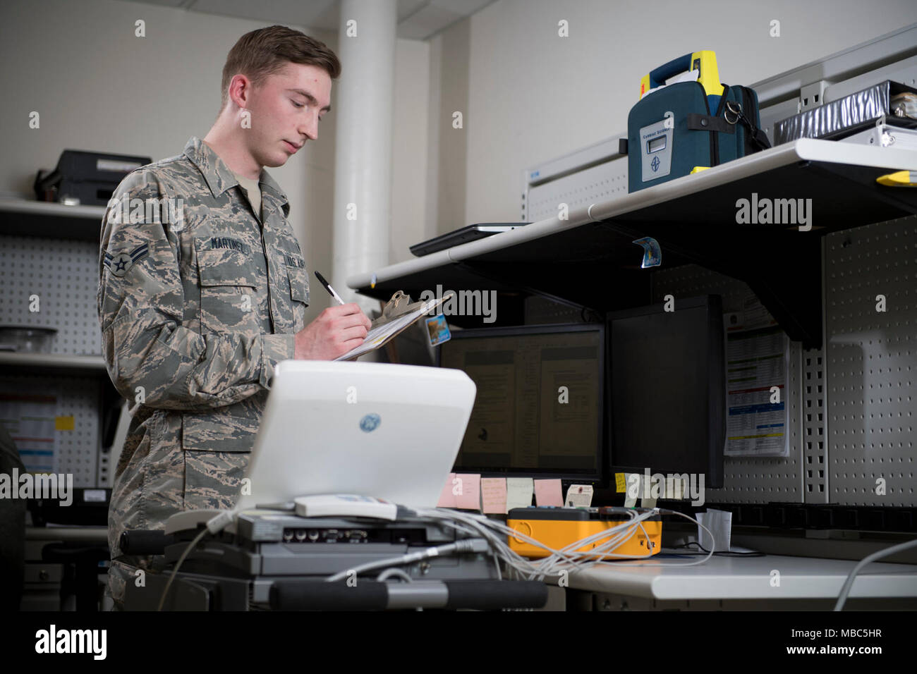 Airman 1. Classe Derrek Martinez, 374 Medical Group biomedical tecnico di riparazione, esegue una ispezione regolare su una elettro cardiogram macchina, 14 febbraio, 2018 a Yokota Air Base, Giappone. La Merc inventari, installa, ispeziona, riparazioni e calibra le attrezzature necessarie da sedie dentale e monitor vitale di macchinari critici come i raggi X e chirurgici. (U.S. Air Force Foto Stock