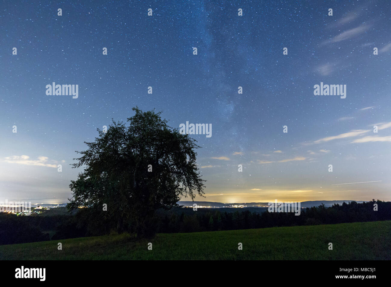 Cielo stellato con Via Lattea al Rebkap lookout tower in Langenrain, Allensbach, Baden-Württemberg, Germania Foto Stock