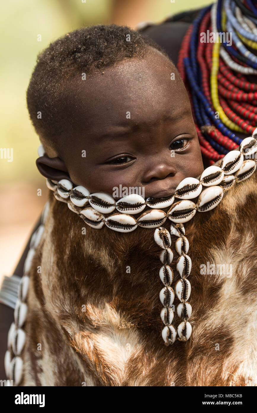 Bambino in pelle di capra, Karo tribù, sud della nazionalità delle nazioni e dei popoli " Regione, Etiopia Foto Stock