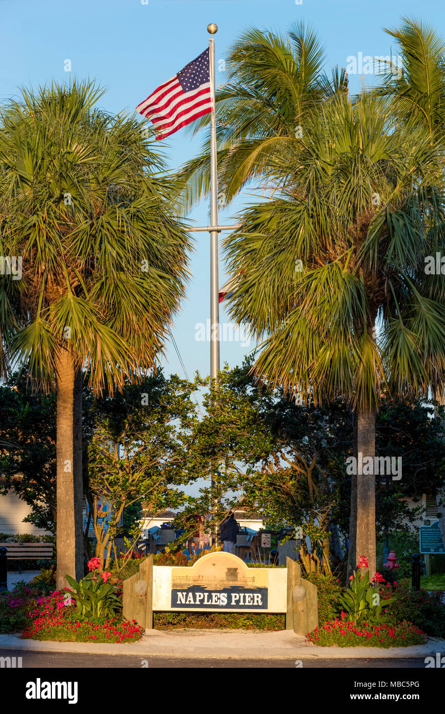 Segno e bandiera ad ingresso a Napoli Molo, Naples, Florida, Stati Uniti d'America Foto Stock